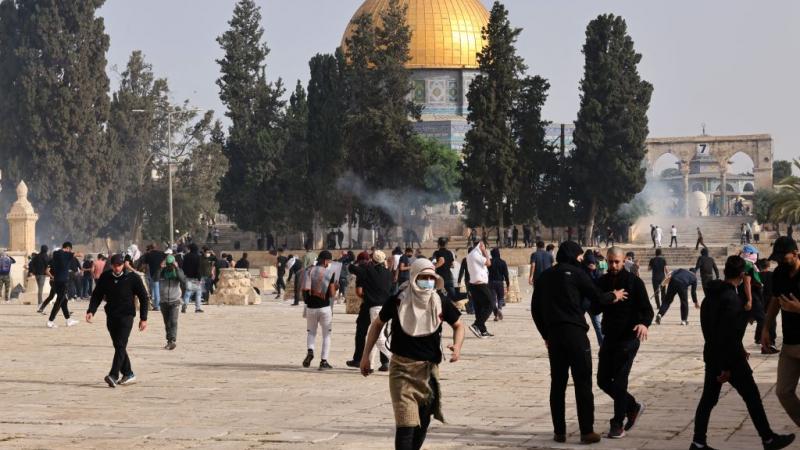 Palestinians clash with Israeli police