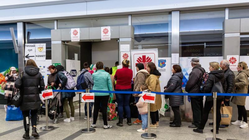 Refugees line up