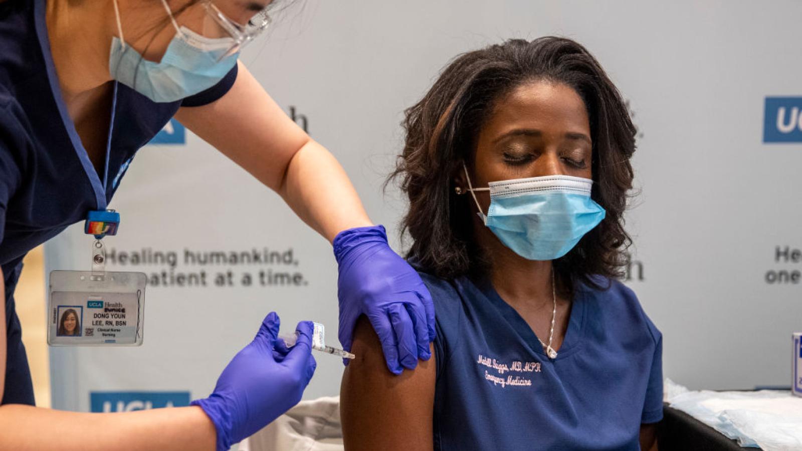 Doctor gets COVID vaccine